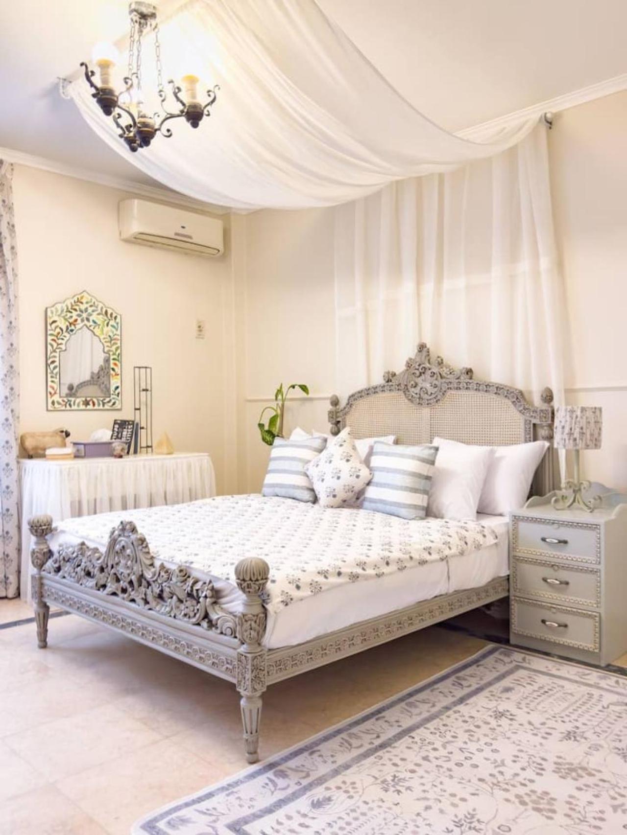 Maadi Suker Khan, Vintage Oasis. *